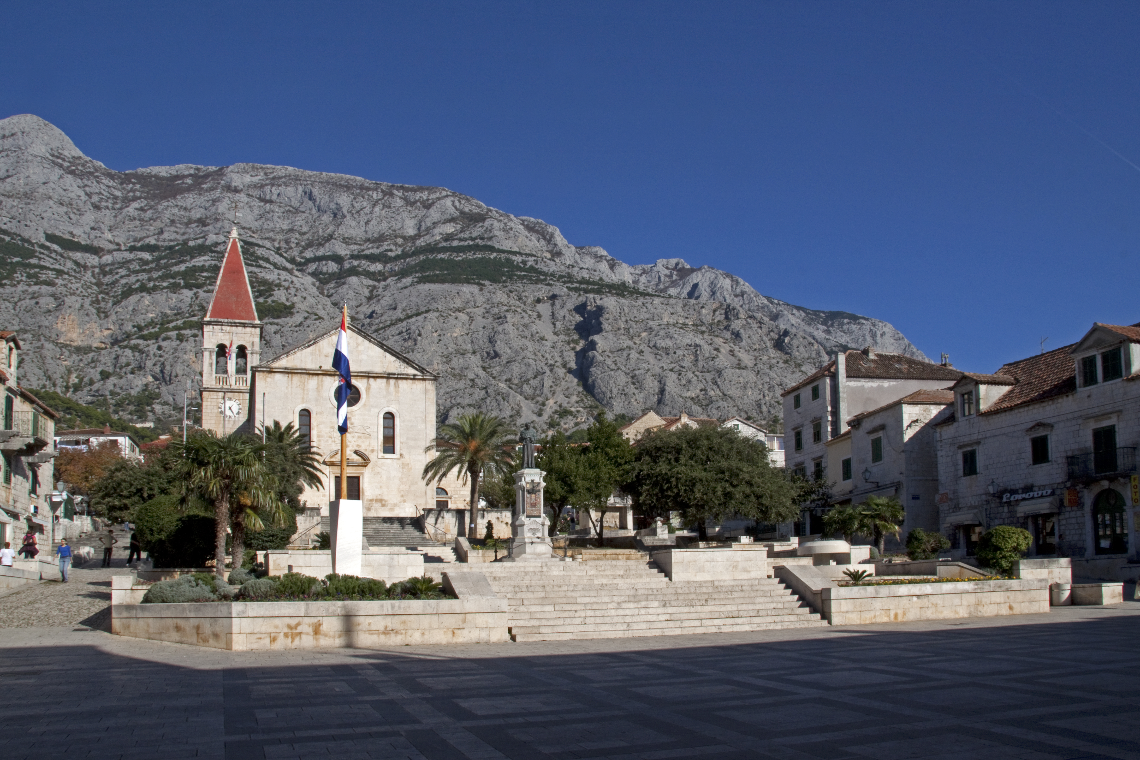 Kačićev trg i katedrala sv. Marka